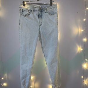 Lightwash High-Rise Jeans!!